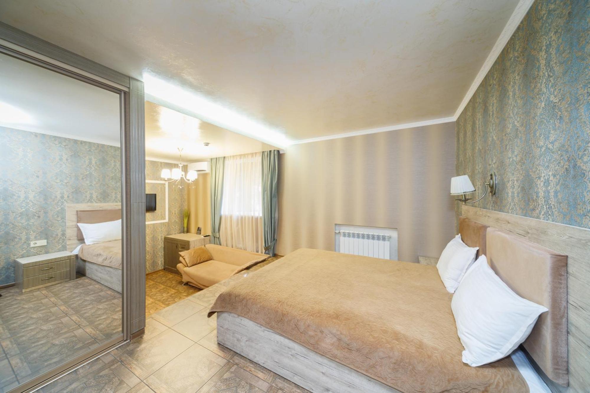 L.O.Y Family Hotel Dnipro Ngoại thất bức ảnh