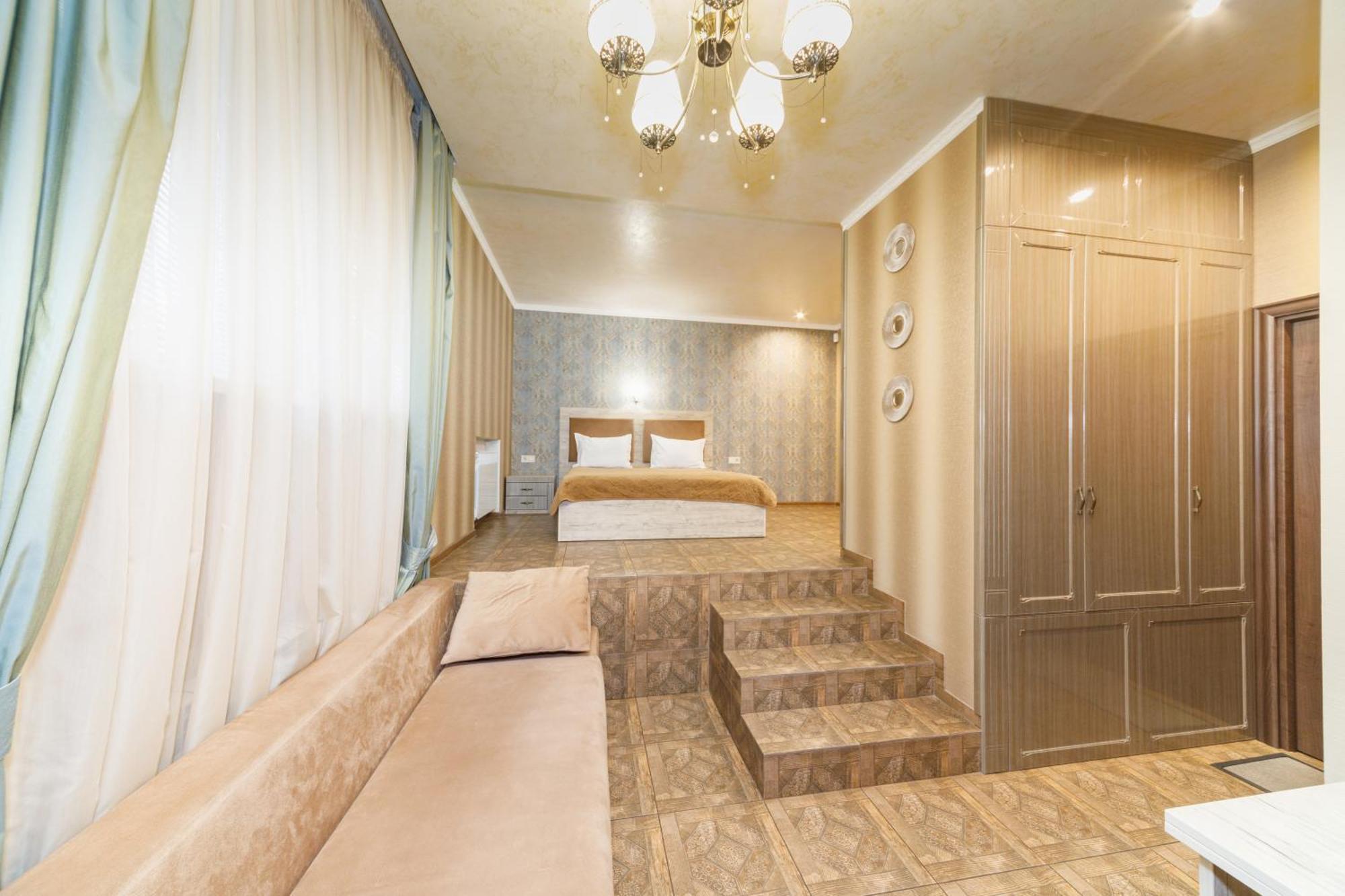L.O.Y Family Hotel Dnipro Ngoại thất bức ảnh