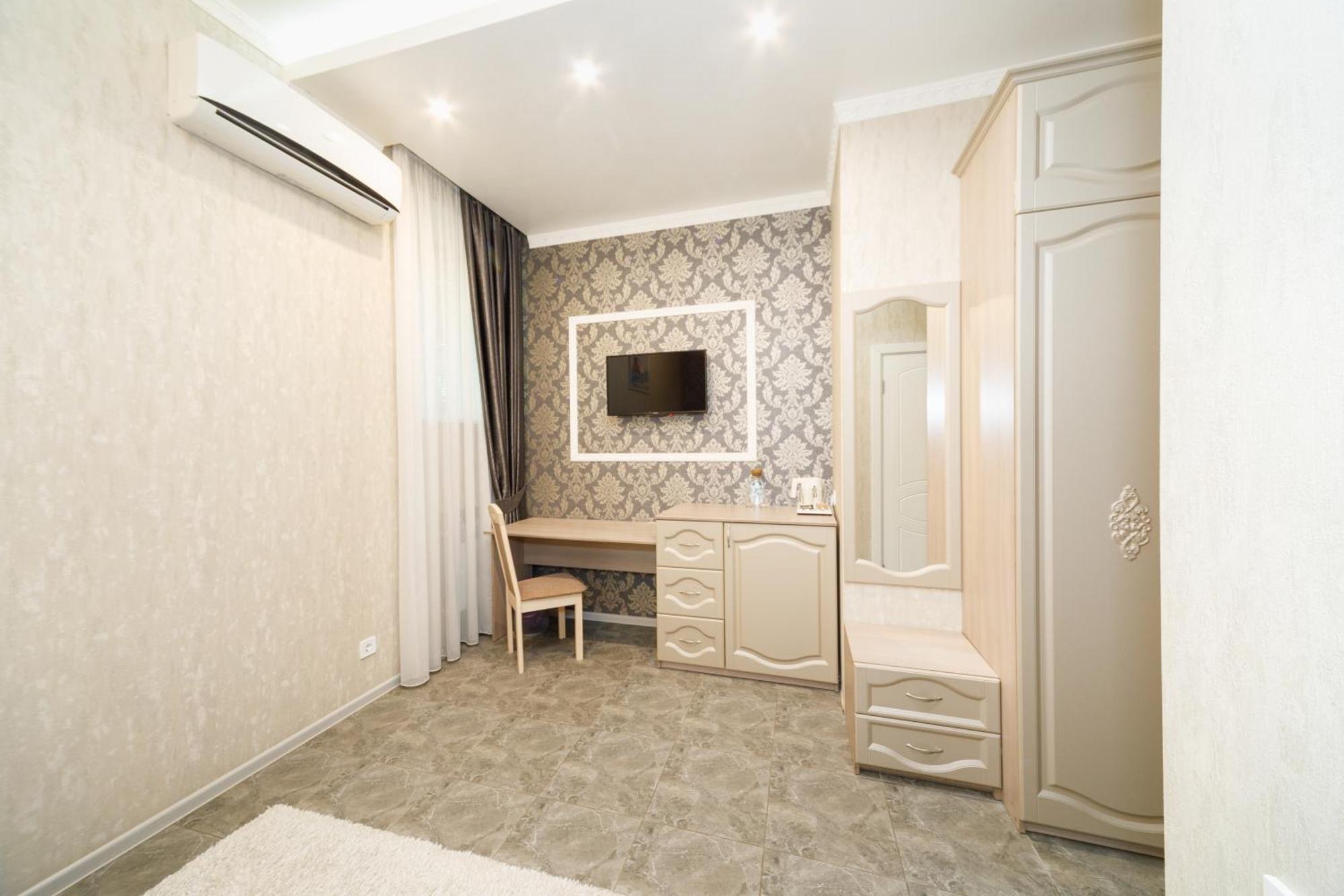 L.O.Y Family Hotel Dnipro Ngoại thất bức ảnh