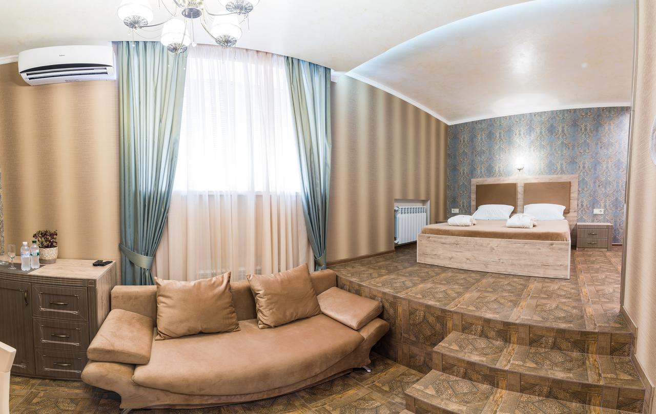 L.O.Y Family Hotel Dnipro Ngoại thất bức ảnh
